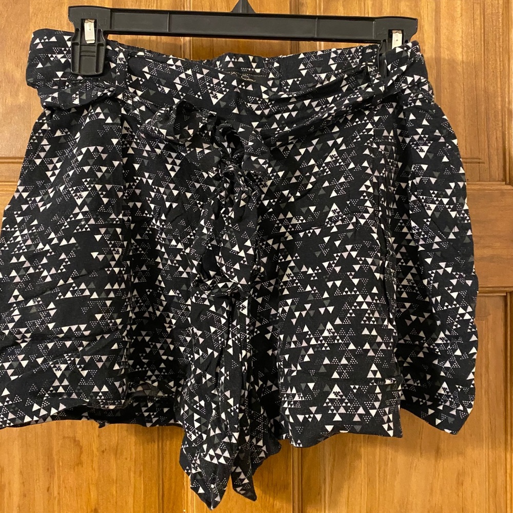 Jessica Simpson flowy shorts with tie